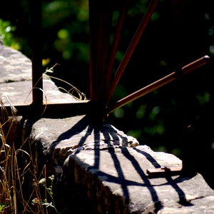 Bas de grille en fer forgé reposant sur un mur en pierres - France  - collection de photos clin d'oeil, catégorie rues